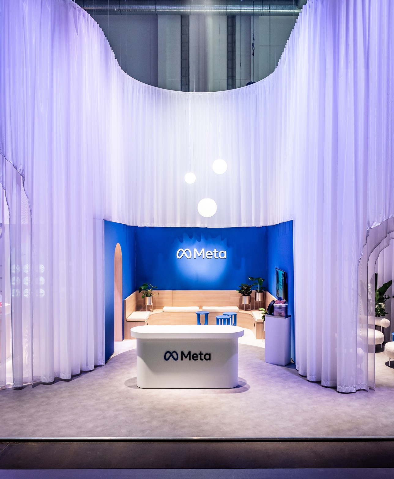Rounded passages at varying heights in the textile construction of the Meta booth