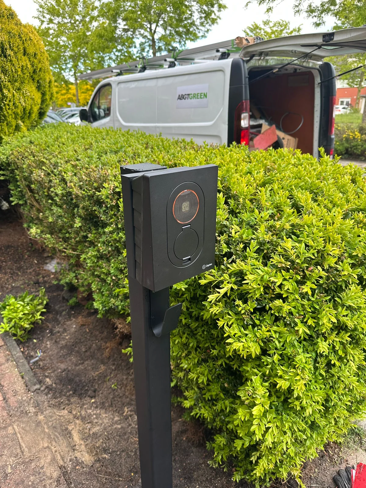 Zaptec laadpaal met de ABGTGREEN-servicebus op de achtergrond