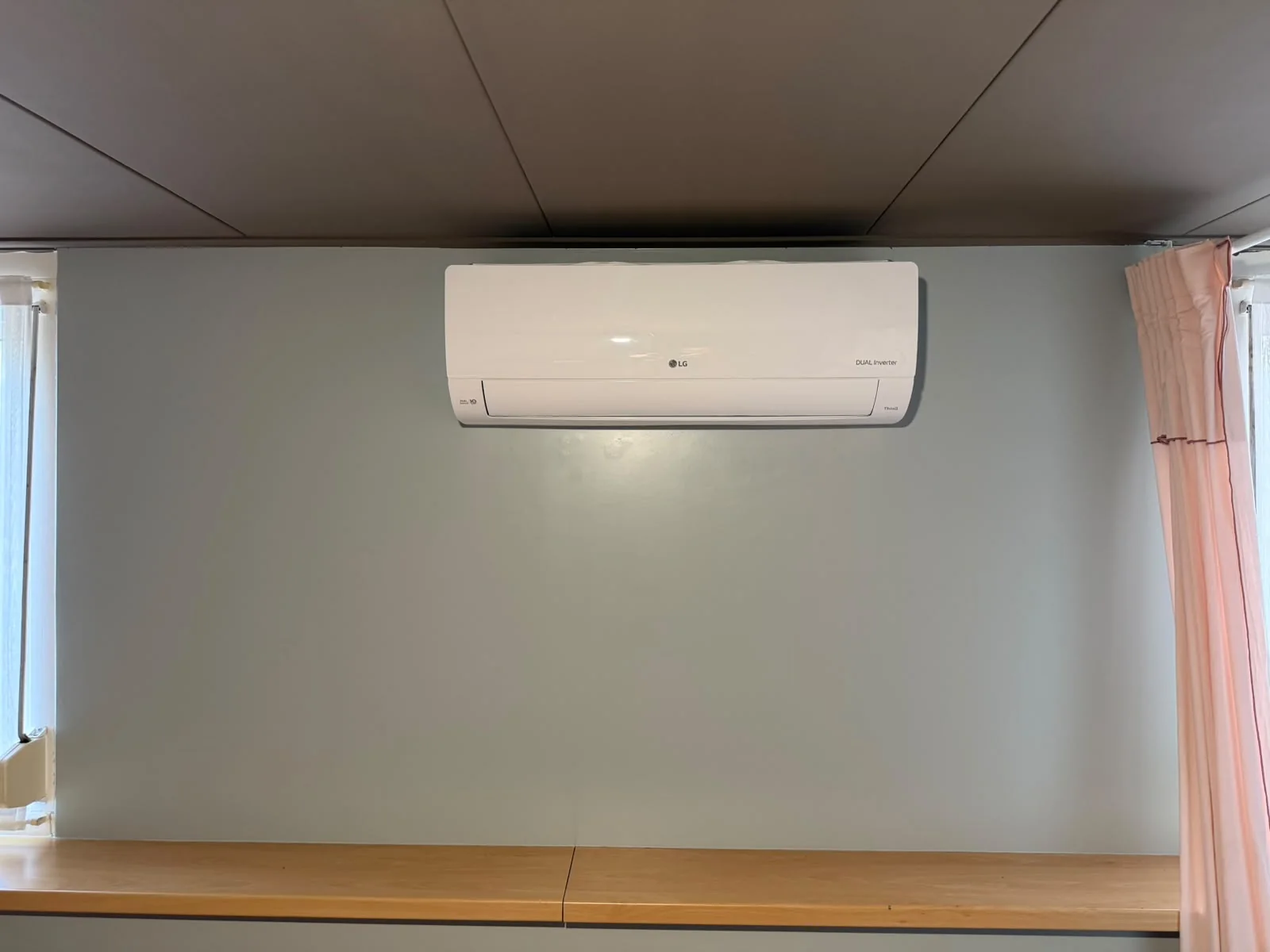 LG airco-binnenunit aan een lichte wand, geïnstalleerd door ABGTGREEN