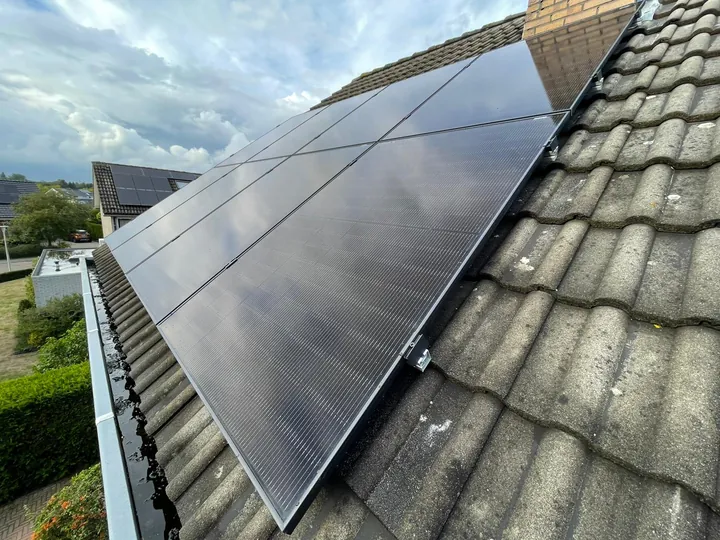 Detail van zonnepanelen op een pannendak, project van ABGTGREEN