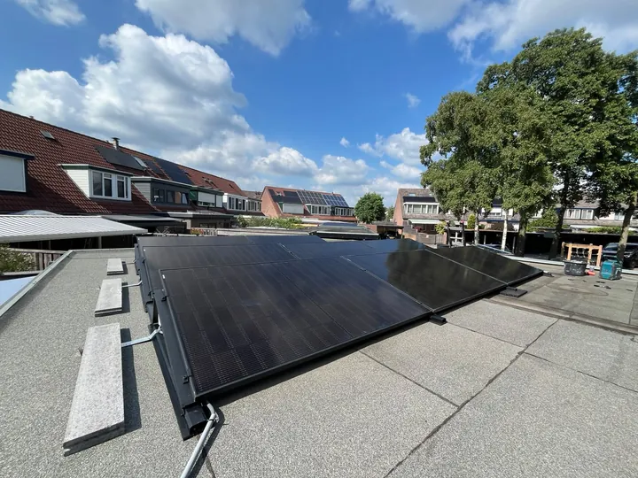 Zwarte zonnepanelen op een plat dak, geplaatst door ABGTGREEN
