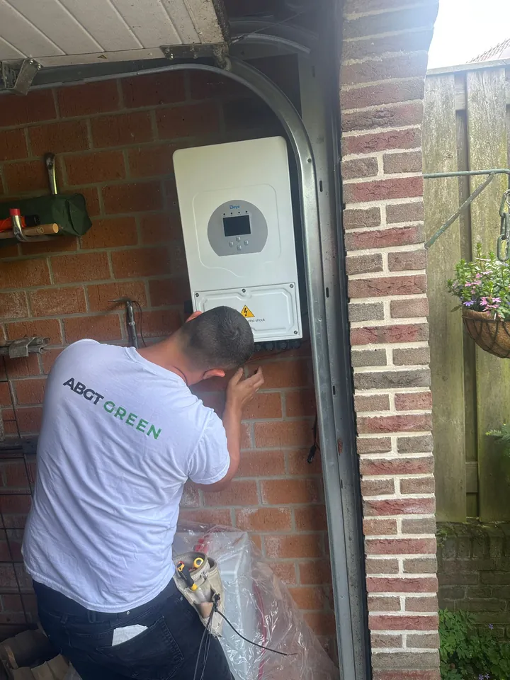 ABGTGREEN-monteur werkt aan een Deye thuisbatterij-installatie