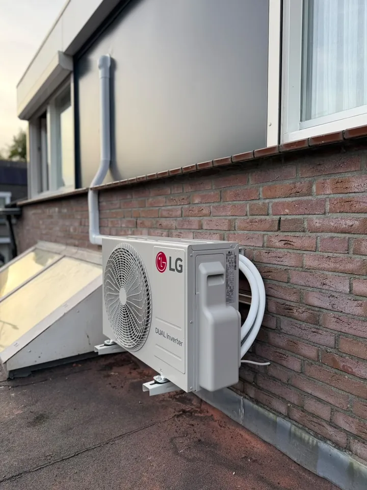 LG airco-buitenunit naast een woning, geplaatst door ABGTGREEN