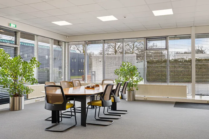 Lichte vergaderruimte in het kantoor van ABGTGREEN