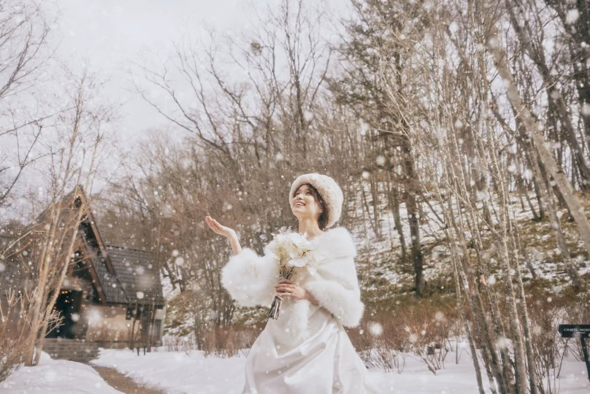 雪が積もっている道に立っている女性低い精度で自動的に生成された説明