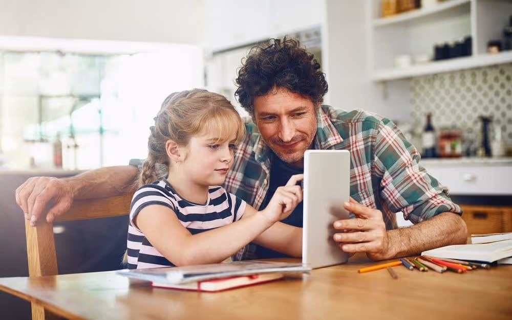 dad helping her daughter reading via readability app