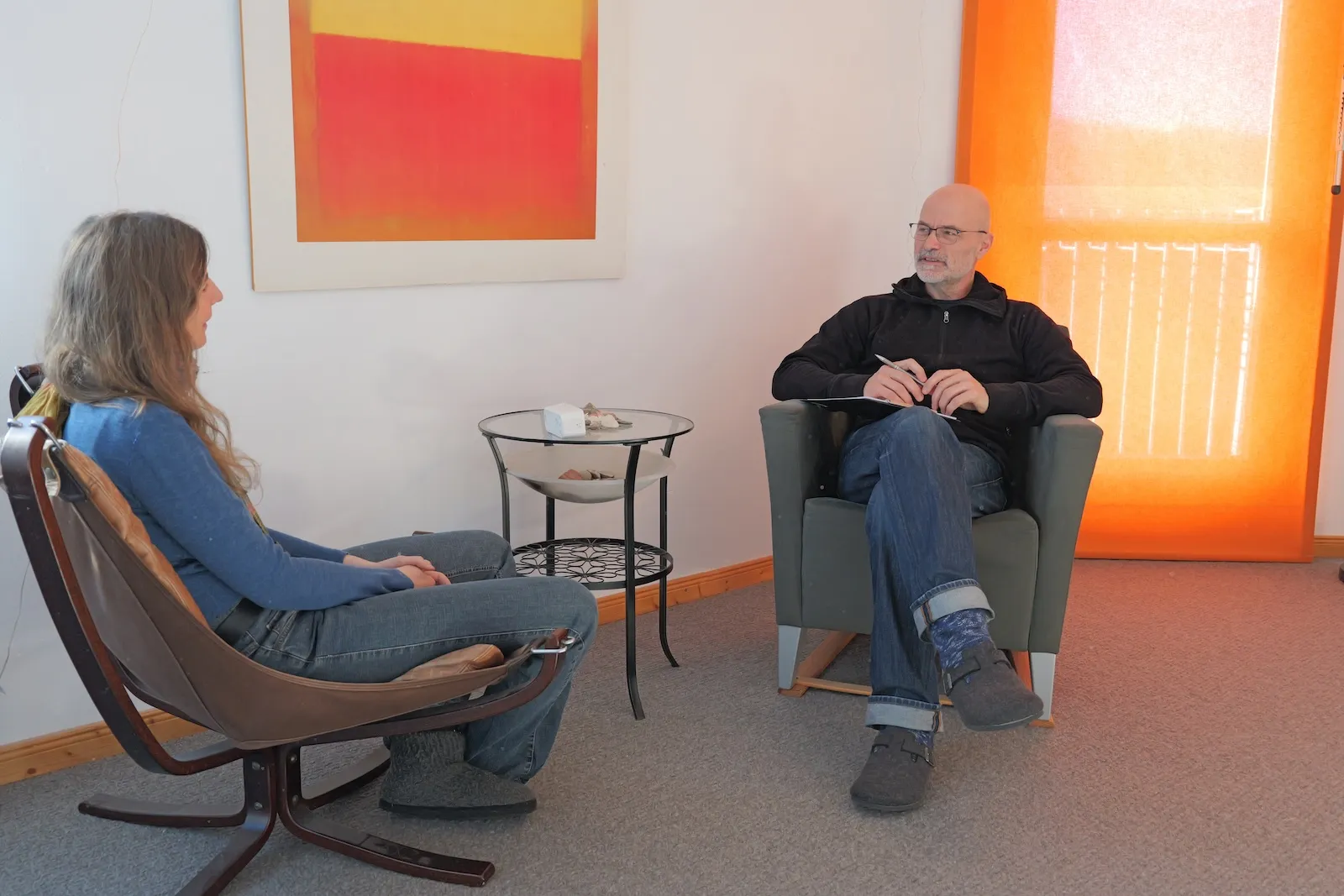 Dietmar Lucas im Gespräch als Psychotherapeut mit einer Klientin