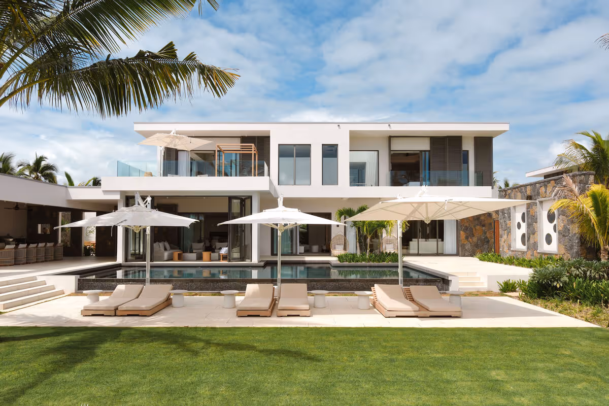 Villa contemporaine avec piscine et transats sous les palmiers