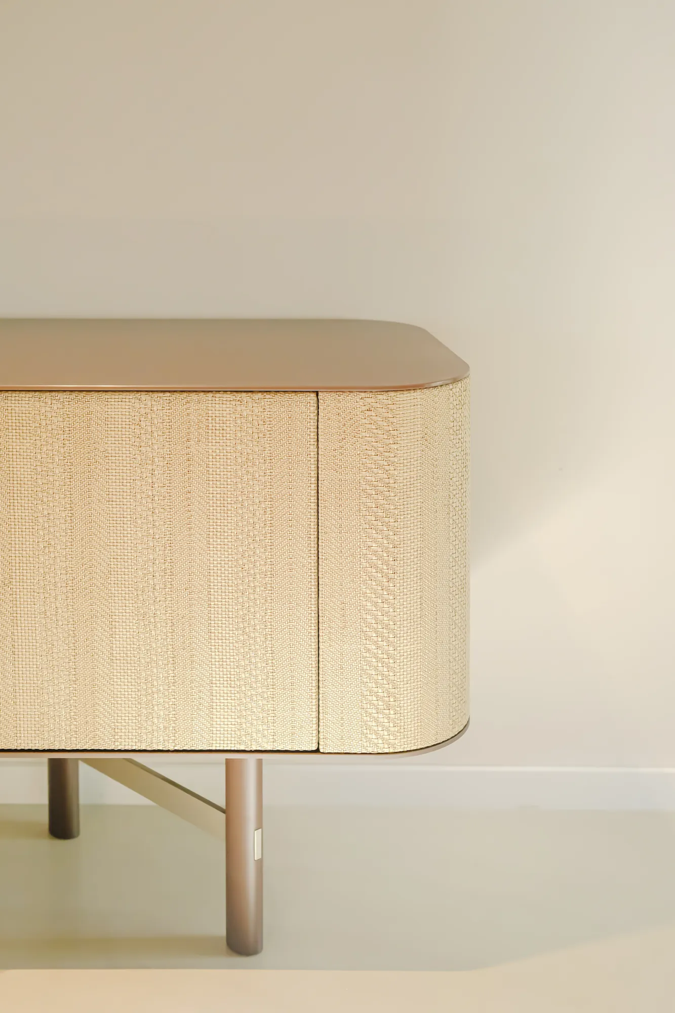 Détail d'un buffet aux portes en tissage naturel