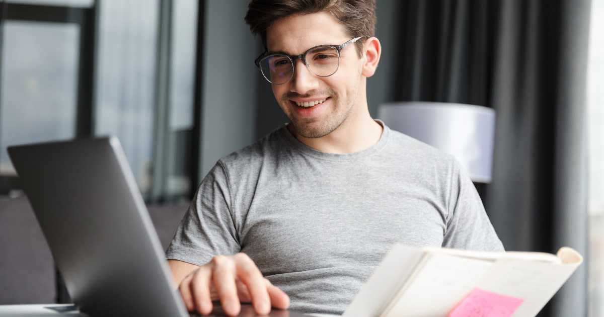 focus on facebook post headline