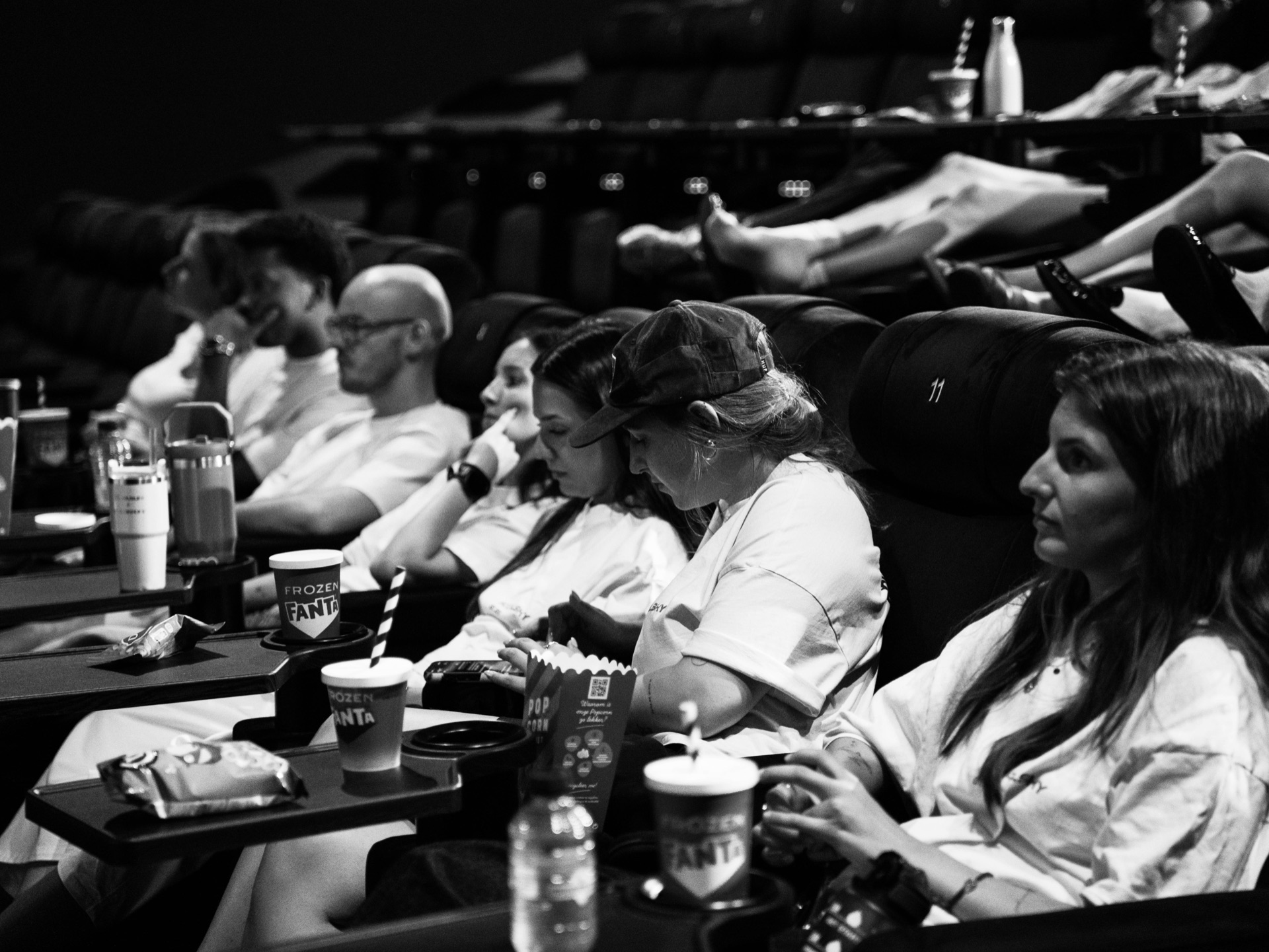 Membres de l'équipe socialsky assis dans une salle de cinéma, photo en noir et blanc