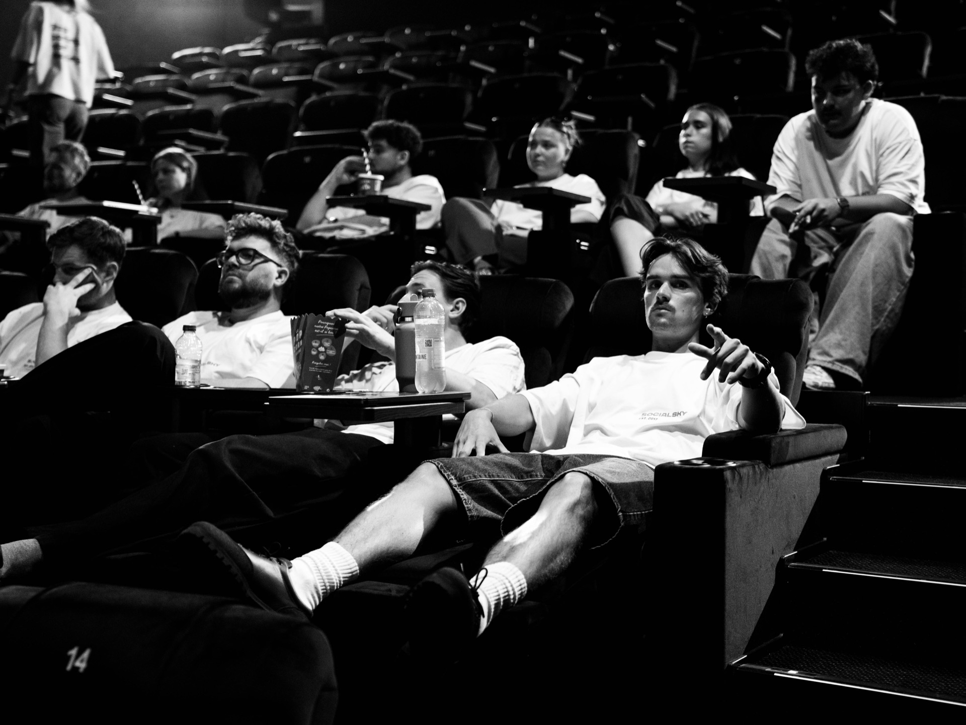 Zwart-witfoto van het socialsky-team in een bioscoopzaal