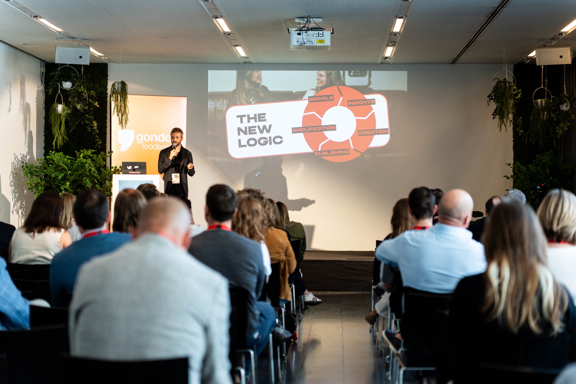 Pieterjan Van Wyngene sur scène au salon Gondola Foodservice, devant un écran qui présente le Social OS de socialsky