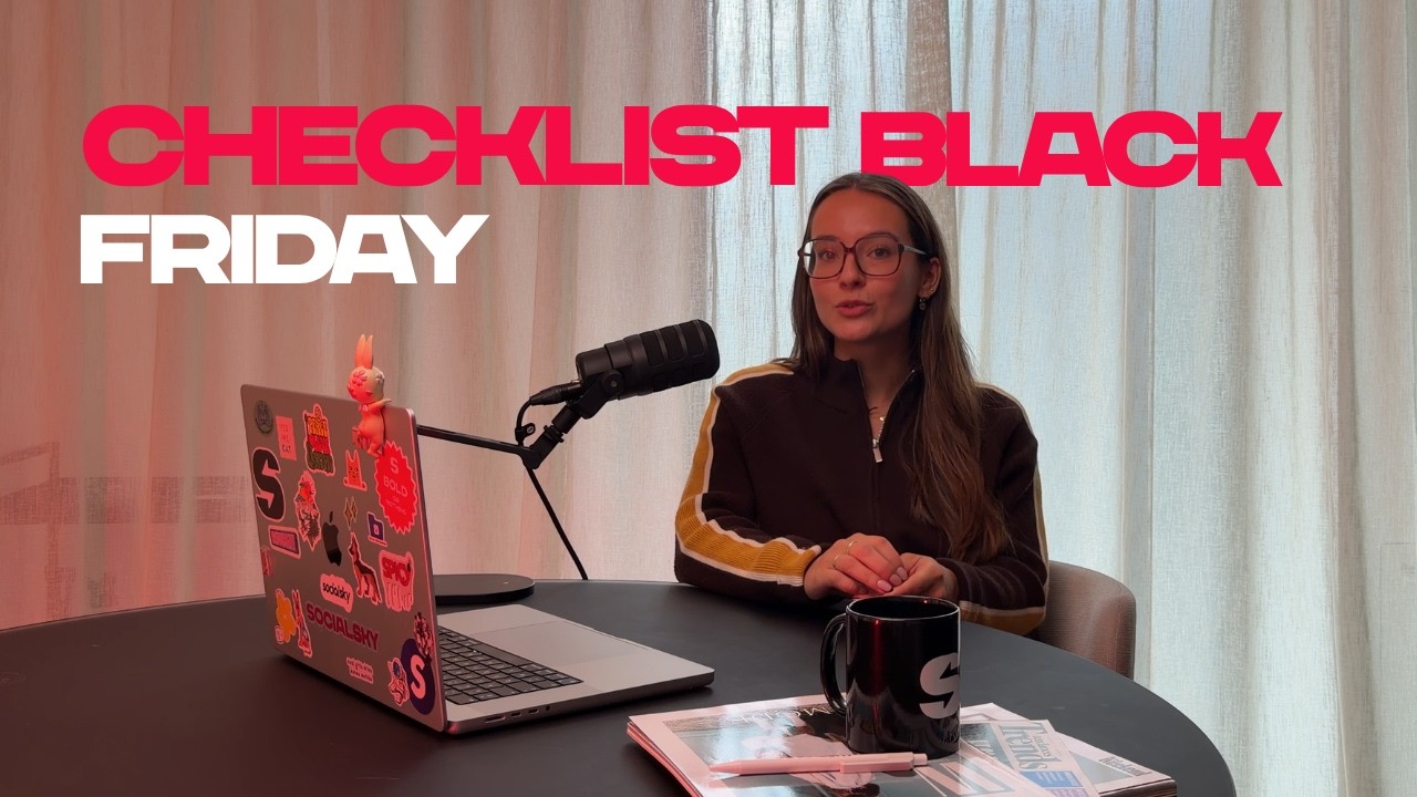 Giusi, de l'équipe socialsky, face caméra derrière un micro et un ordinateur, avec le titre « Checklist Black Friday »