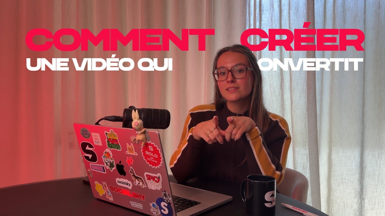 Giusi, de l'équipe socialsky, face caméra derrière un micro et un ordinateur, avec le titre « Comment créer une vidéo qui convertit »