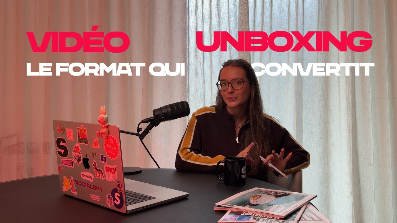 Giusi, de l'équipe socialsky, face caméra derrière un micro et un ordinateur, avec le titre « Vidéo unboxing, le format qui convertit »