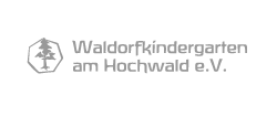 Logo des Waldorfkindergartens am Hochwalde e.V. mit stilisiertem Baum in einem Sechseck.