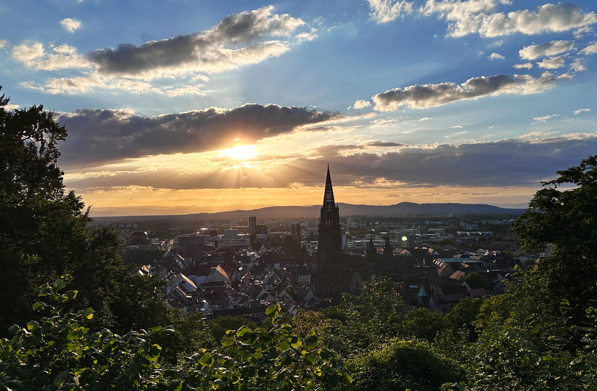 Sonnenuntergang über der Stadt Freiburg