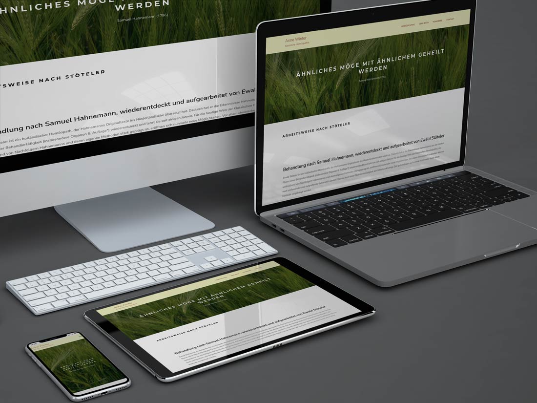 Verschiedene digitale Geräte mit einer Webseite von Anne Winter zum Thema Homöopathie und Behandlung nach Samuel Hahnemann.