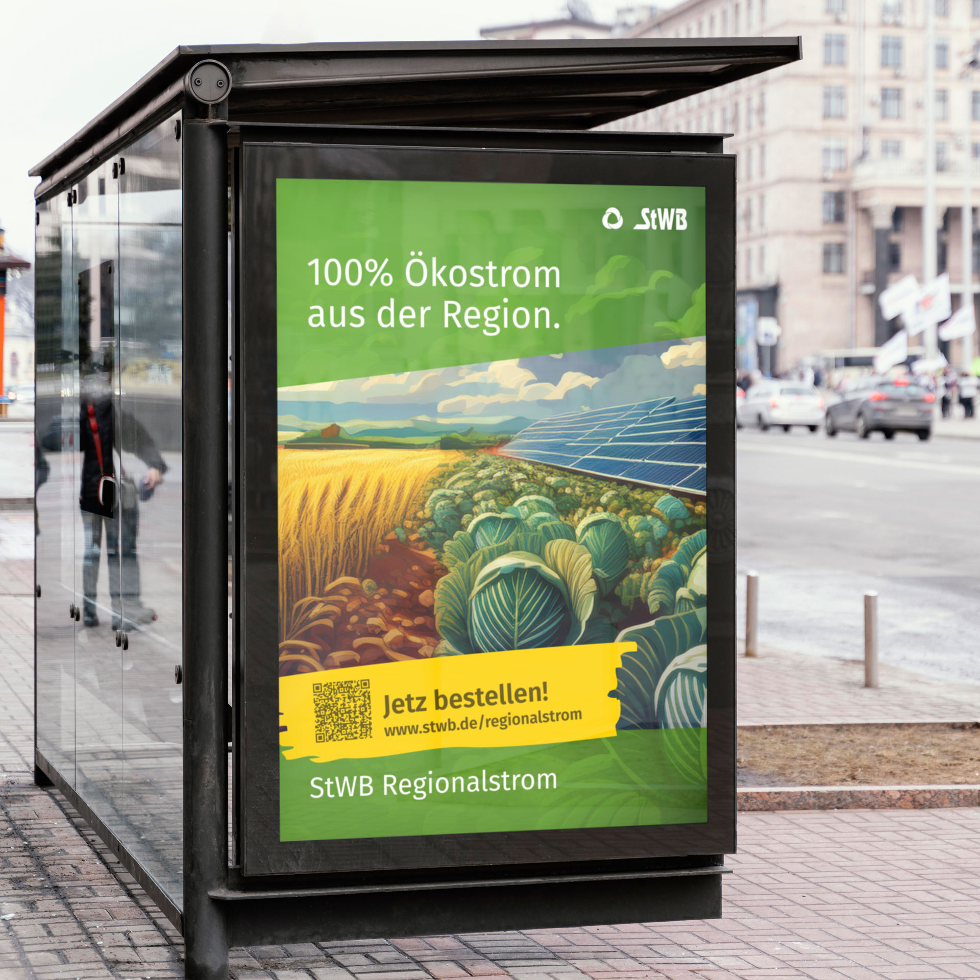 Werbeplakat an einer Bushaltestelle für 100% Ökostrom aus der Region mit Illustration von Sonnenpanels und Feldfrüchten.
