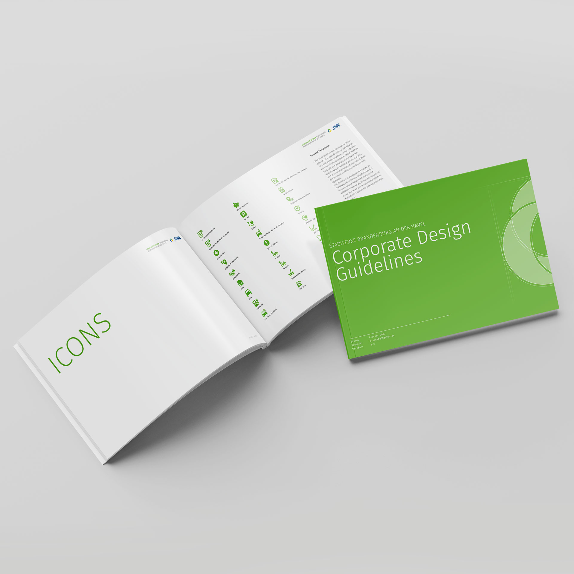 Corporate Design Guidelines Handbuch der Stadtwerke Brandenburg mit grünem Cover und geöffneten Seiten mit Icons.