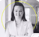 Lächelnde Frau im hellen Blazer