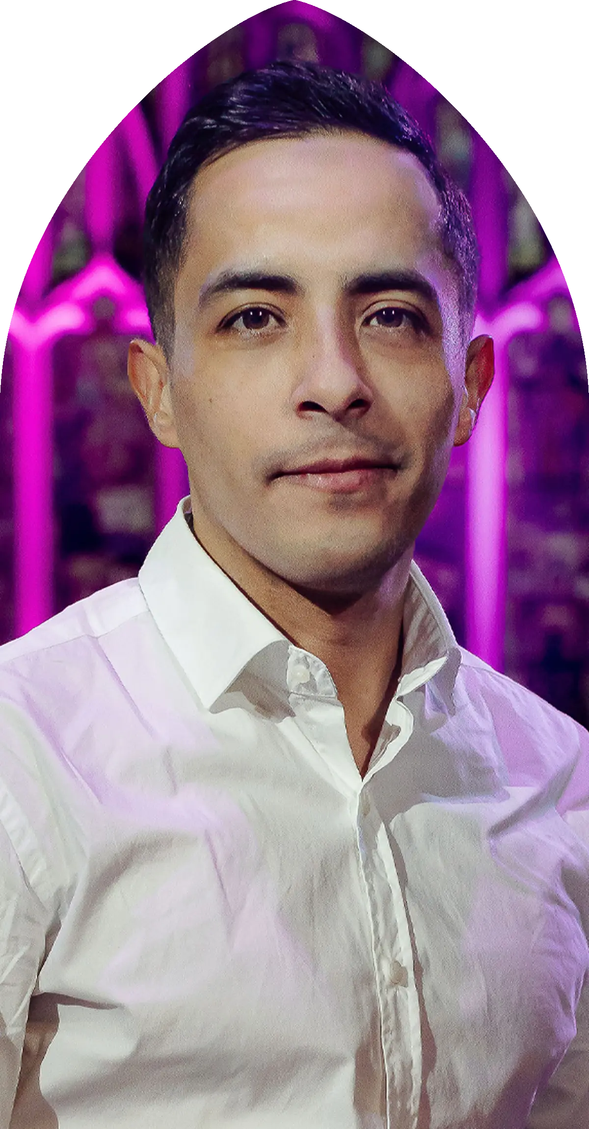 Portrait d'un homme portant une chemise blanche avec un arrière-plan flou violet.