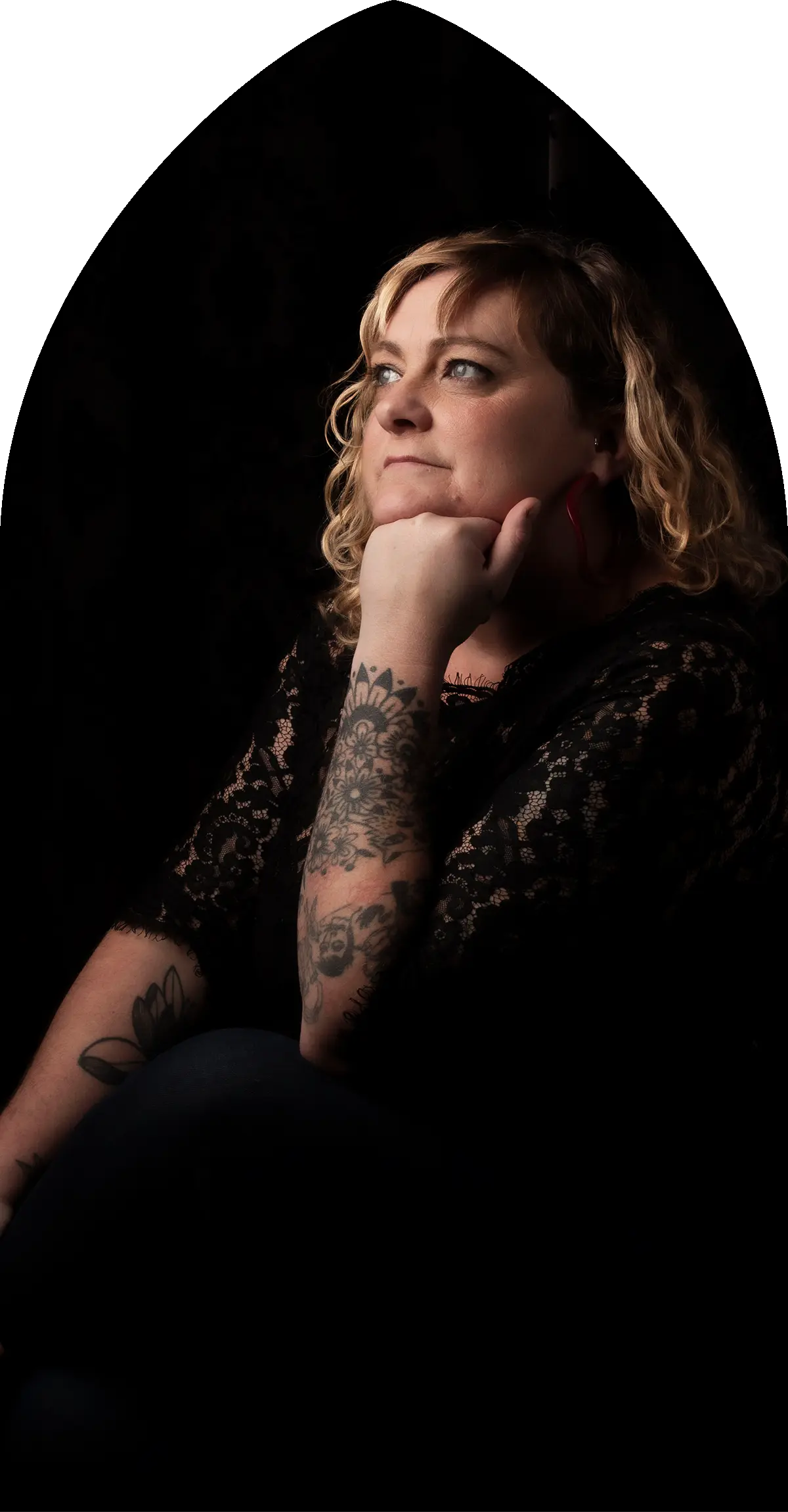 Forme noire arrondie sur fond blanc, ressemblant à une silhouette ou ombre.