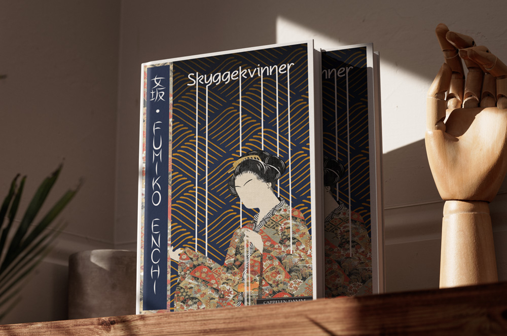 Front av bokomslaget stående på en hylle.