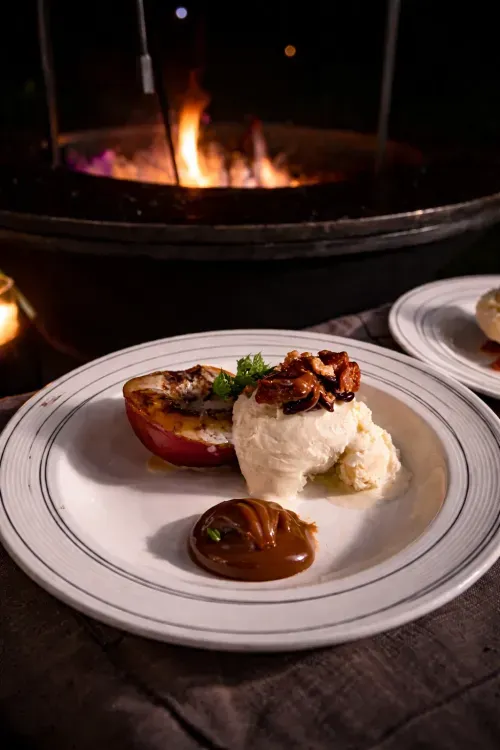 Grilled peaches with dulce de leche