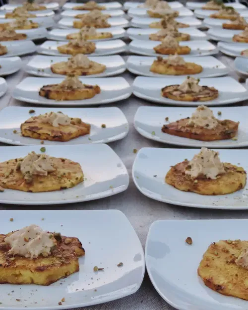 Grilled pineapple with cream, plated