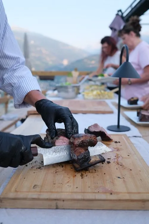 Hands carving tira de asado