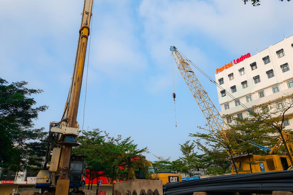 a crane that is standing next to a building
