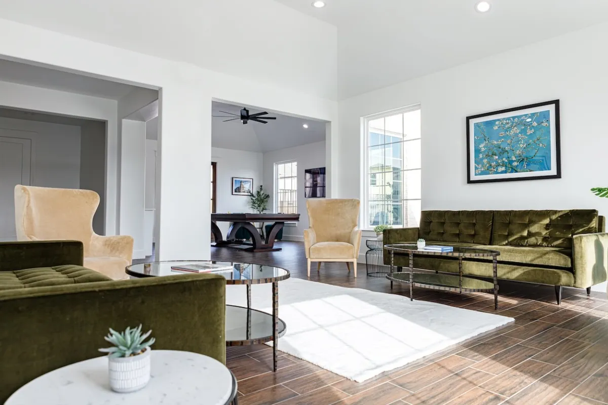 Lodge and leasing office sitting area with sofas, rug, and coffee table