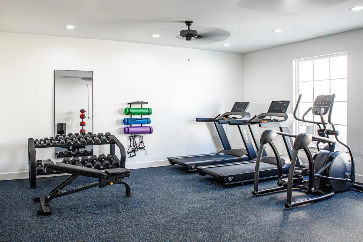 gym with treadmills 