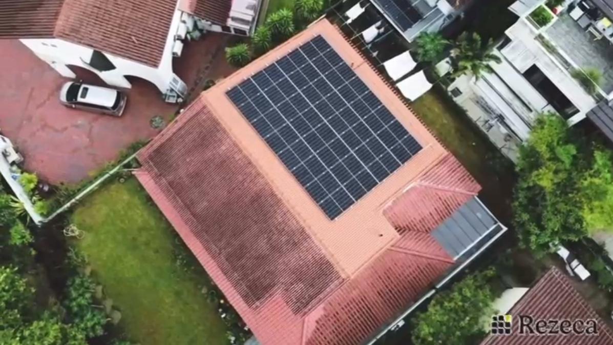 Rezeca Renewables 为新加坡有地住宅安装的住宅太阳能系统,屋顶铺设完整的光伏面板阵列。