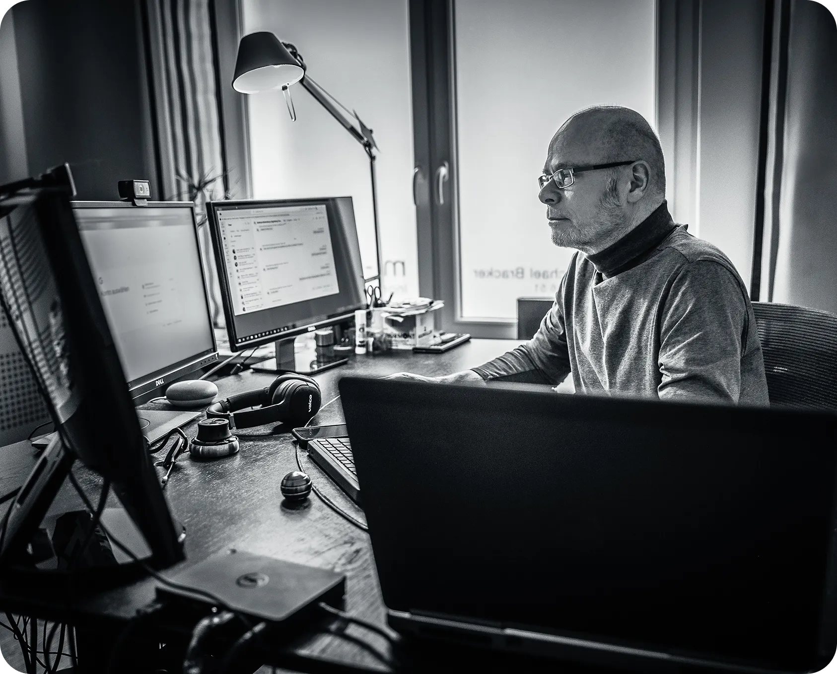 Ingenieur am Arbeitsplatz vor Monitoren in der Konstruktionsplanung