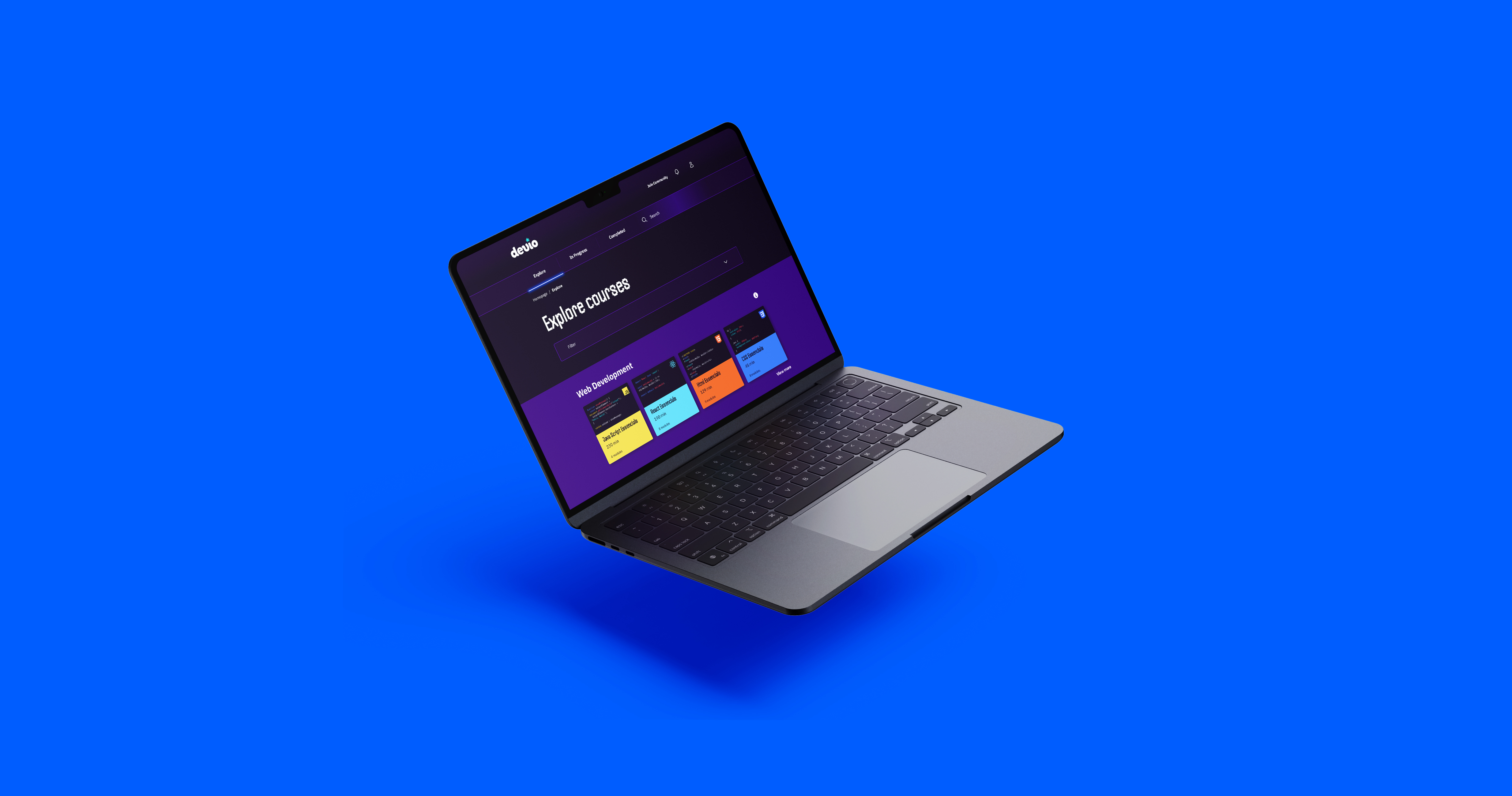 Laptop zobrazujúci webovú stránku Devio s ponukou kurzov vývoja webu na modrom pozadí.