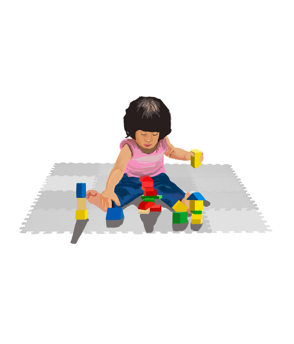 Dievčatko sedí na podložke a skladá farebné stavebné kocky.