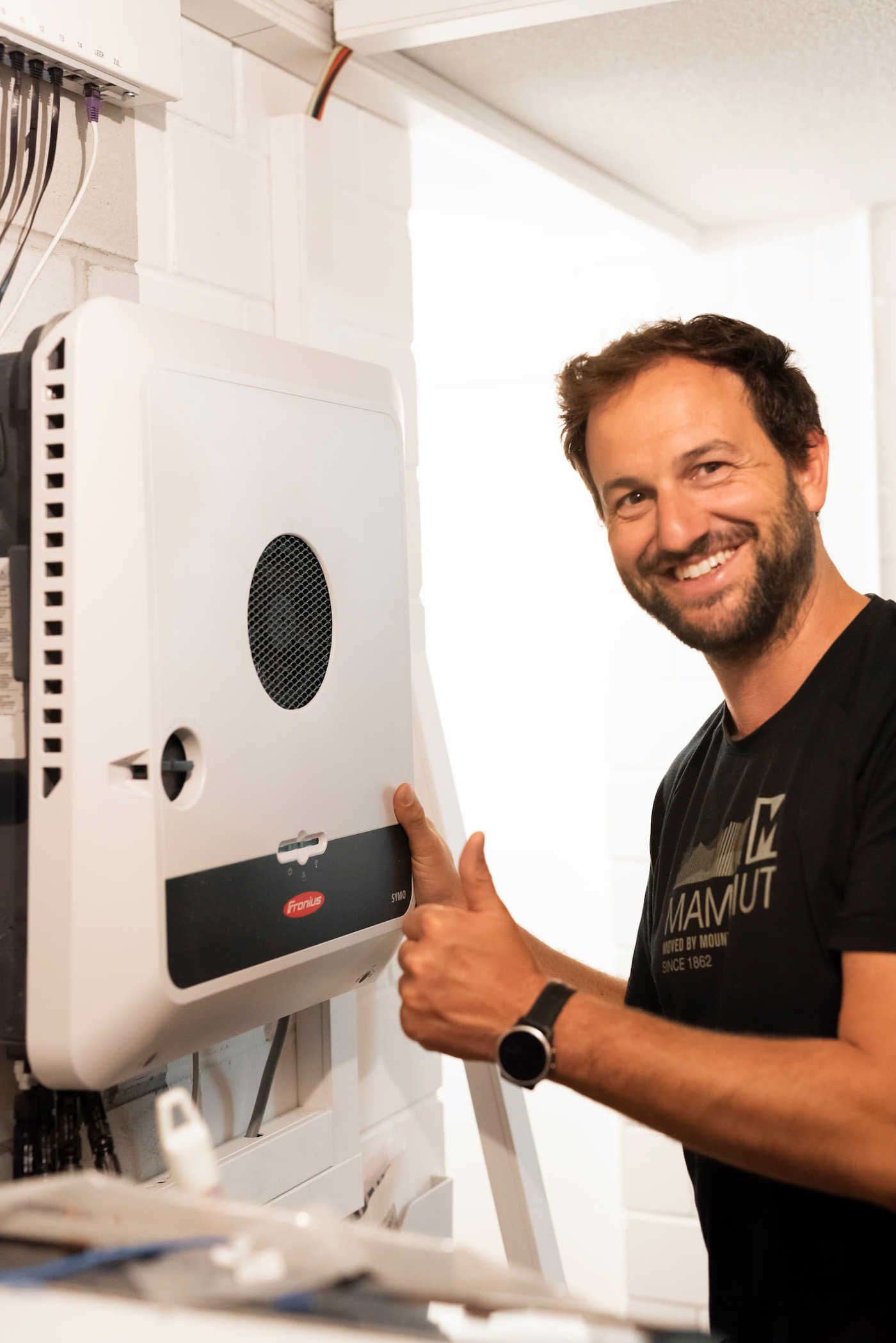 Martin «Tinu» Schär, Geschäftsführer der Solarmaa GmbH, an einem Fronius-Wechselrichter