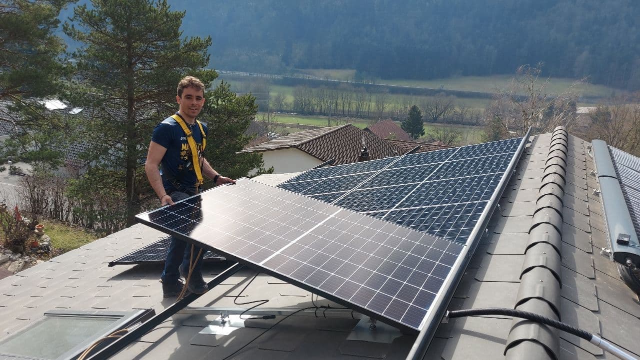 Nico Solarmaa beim Module verlegen