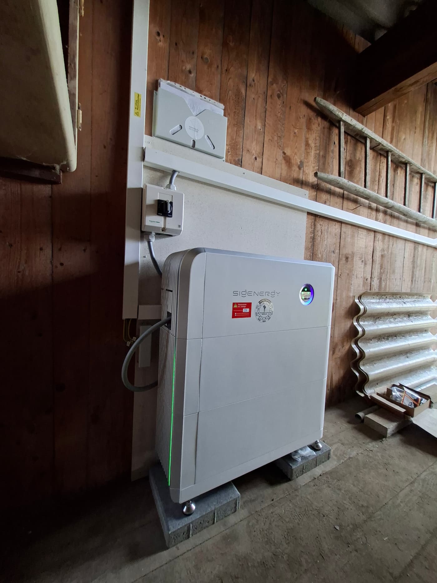 Sigenergy SigenStor mit Batteriespeicher und Wechselrichter im Kompaktgerät, installiert von Solarmaa in Täuffelen