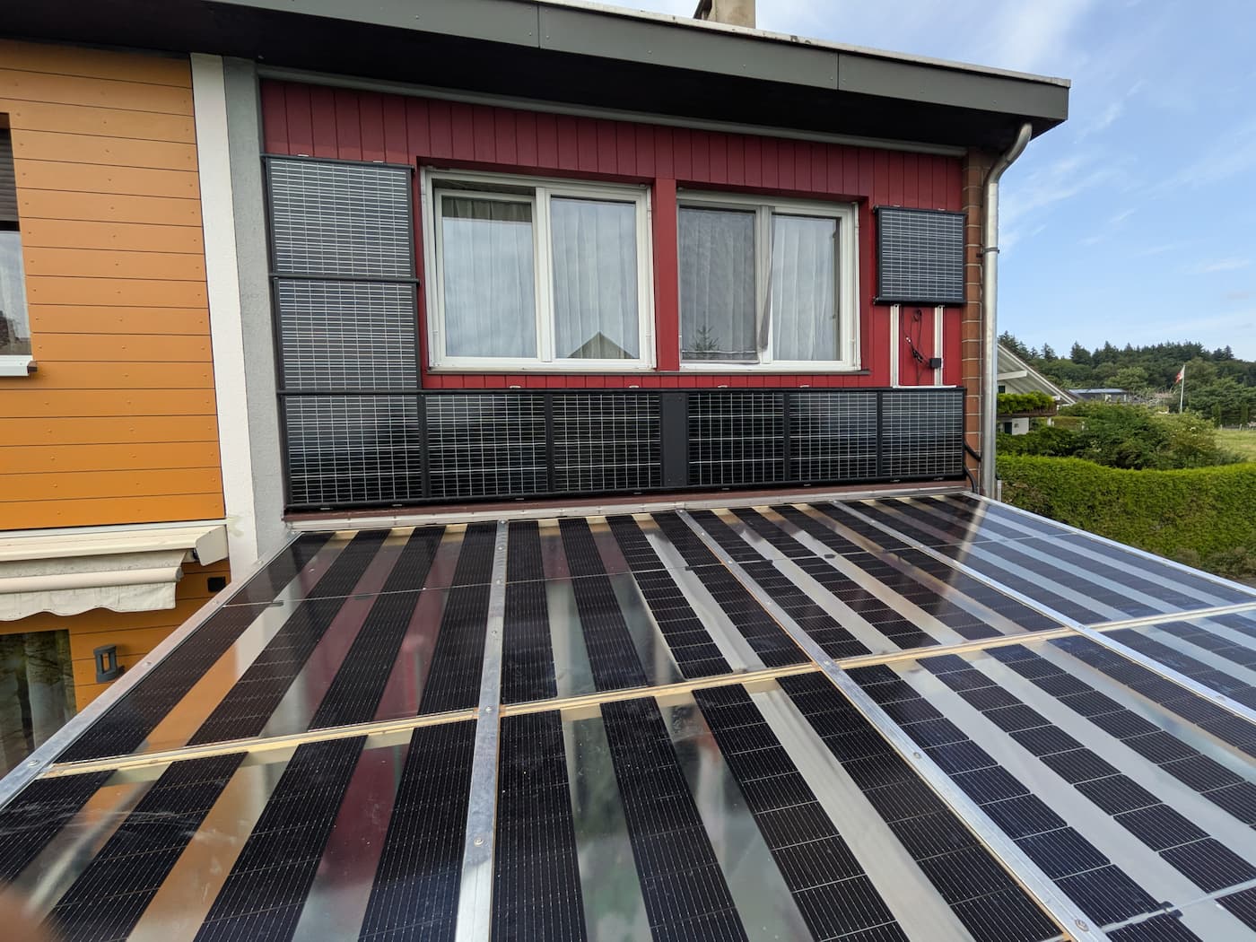 Draufsicht auf die Solar-Überdachung mit Fassadenmodulen in Leubringen