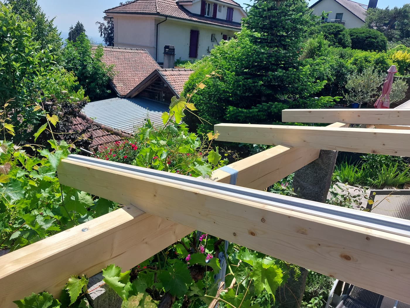 Holz-Unterkonstruktion der Solar-Überdachung im Bau