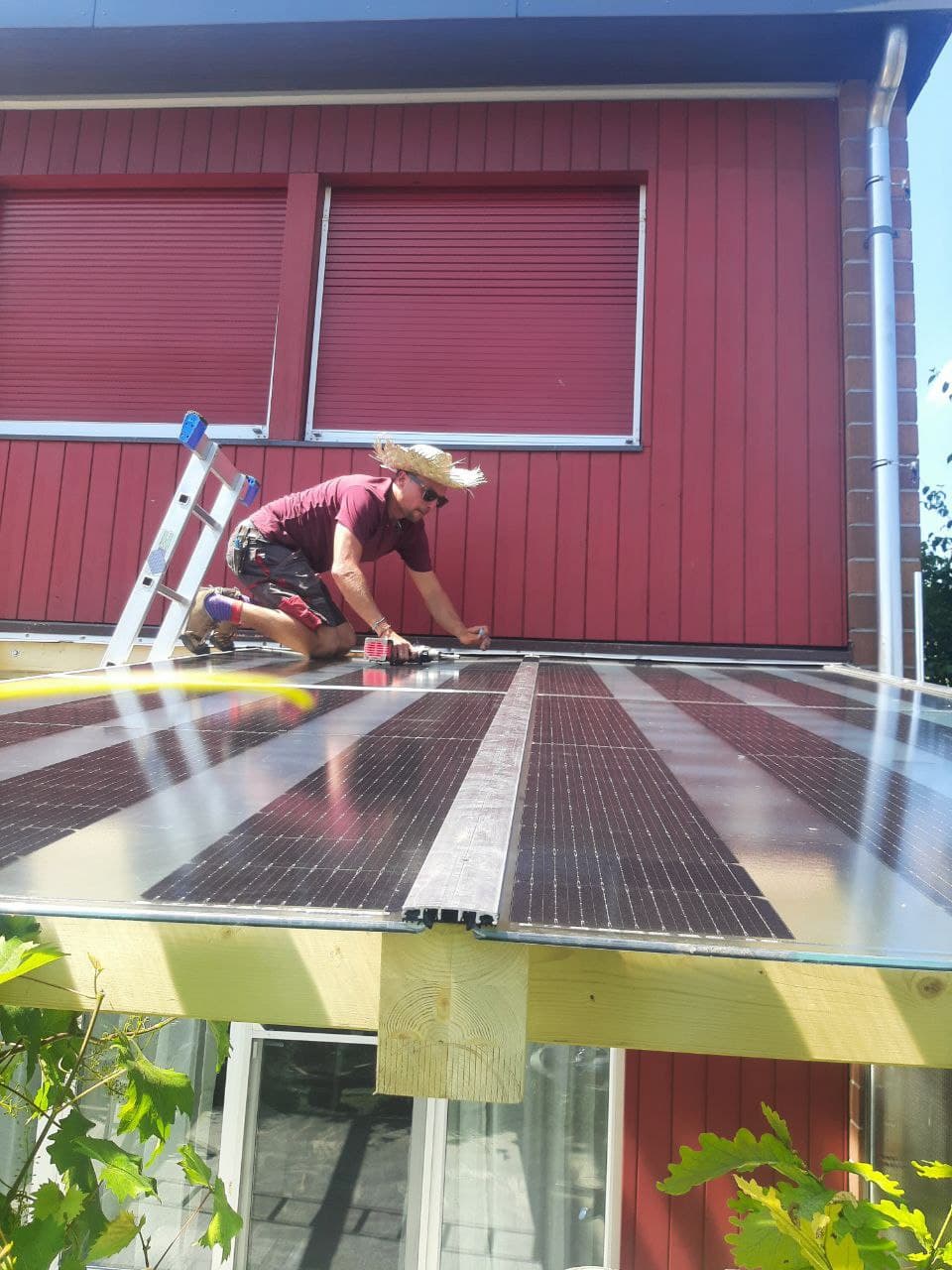 Montage der semitransparenten Module auf der Sitzplatz-Überdachung