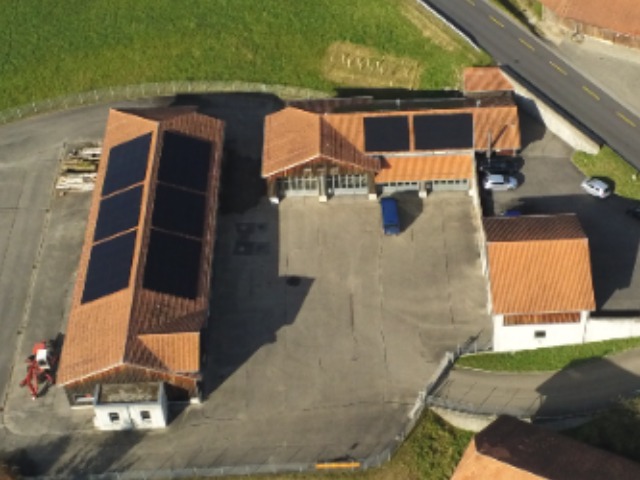 Gewerbe-Solaranlage auf der Werkhof-Halle in Brügg – Drohnenaufnahme Solarmaa
