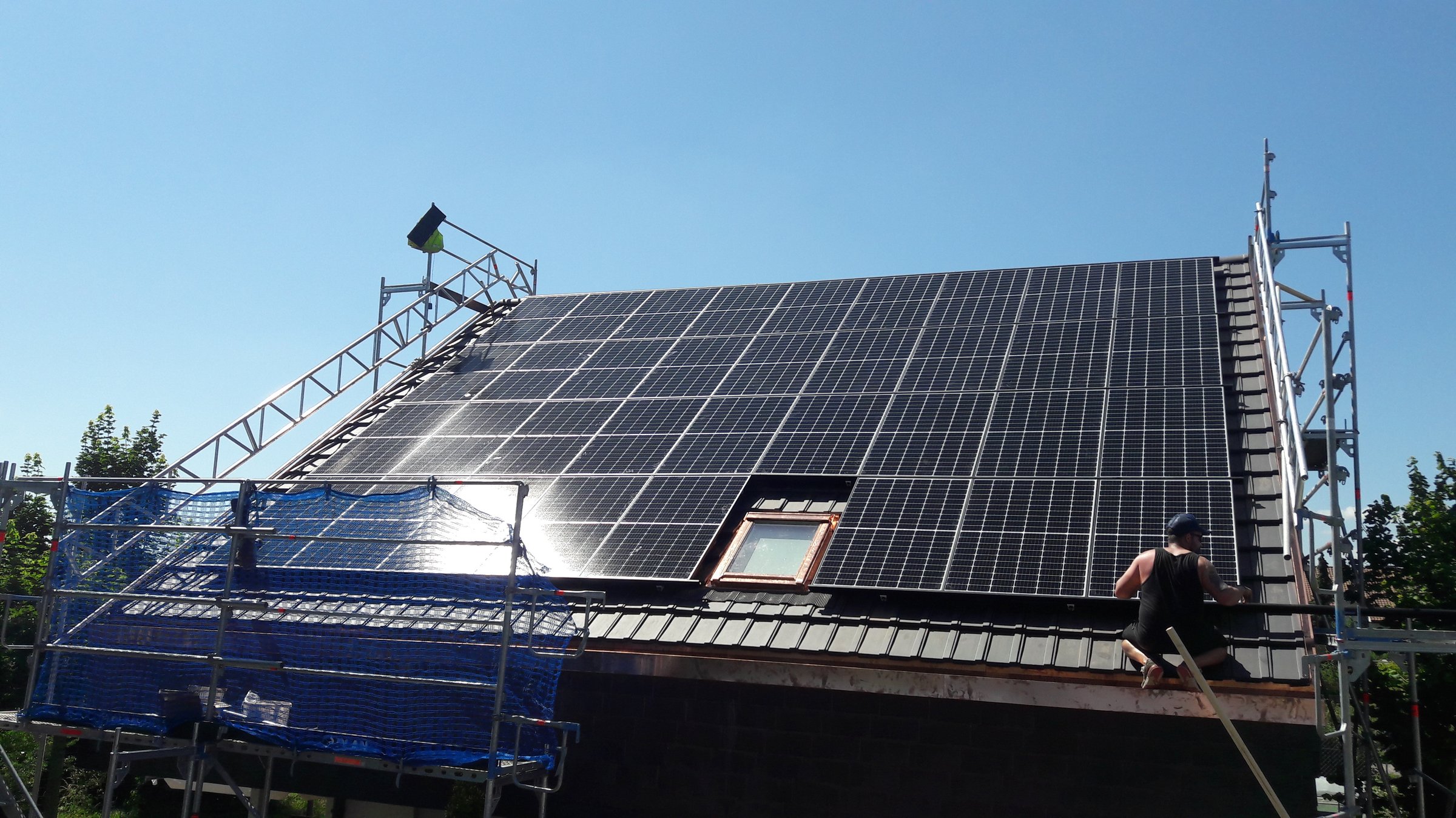 Dachsanierung mit Photovoltaikanlage in Aarberg – Ziegel und PV aus einer Hand