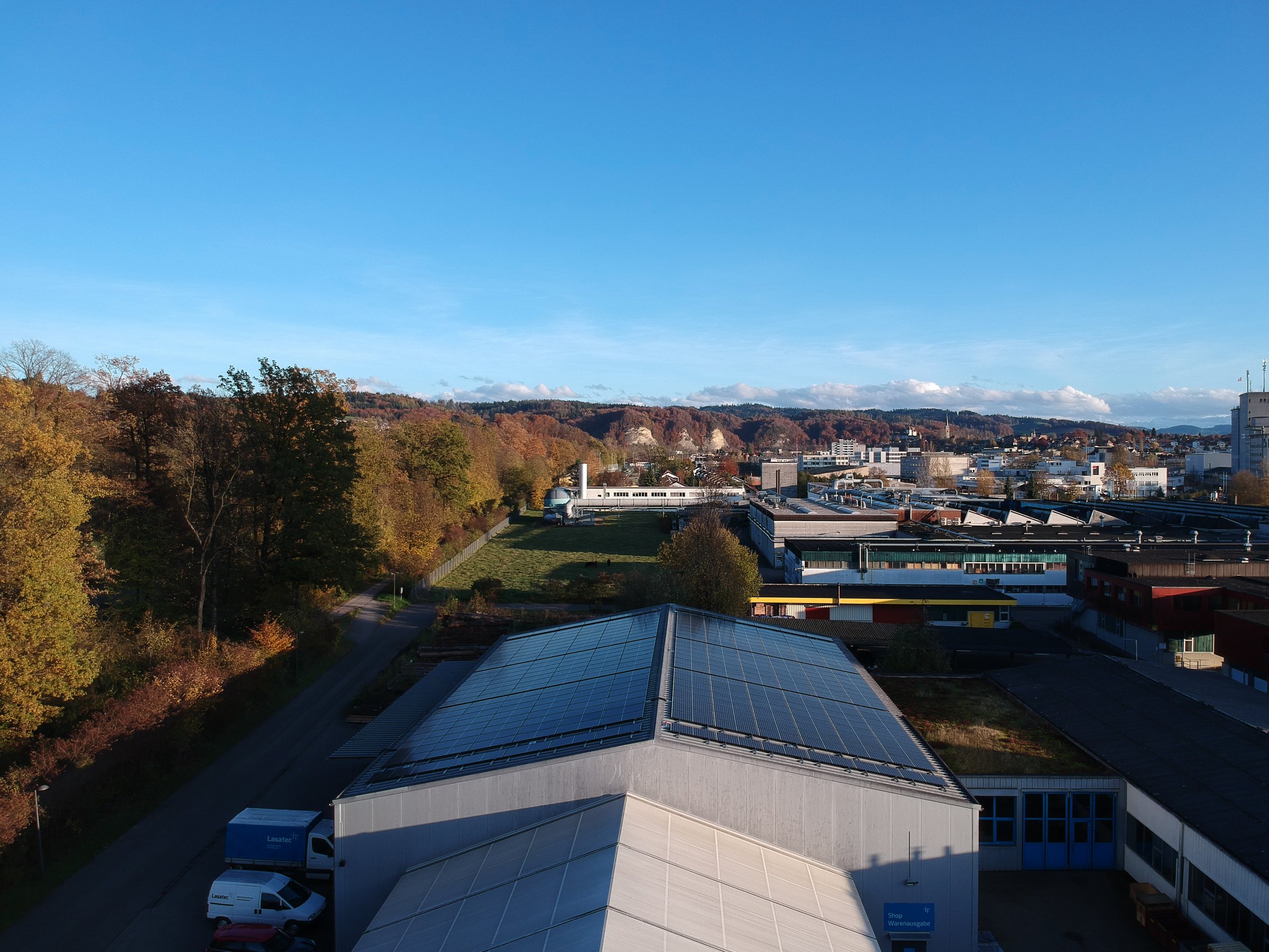 Gewerbe-Photovoltaikanlage auf Trapezblechdach in Burgdorf – Drohnenaufnahme