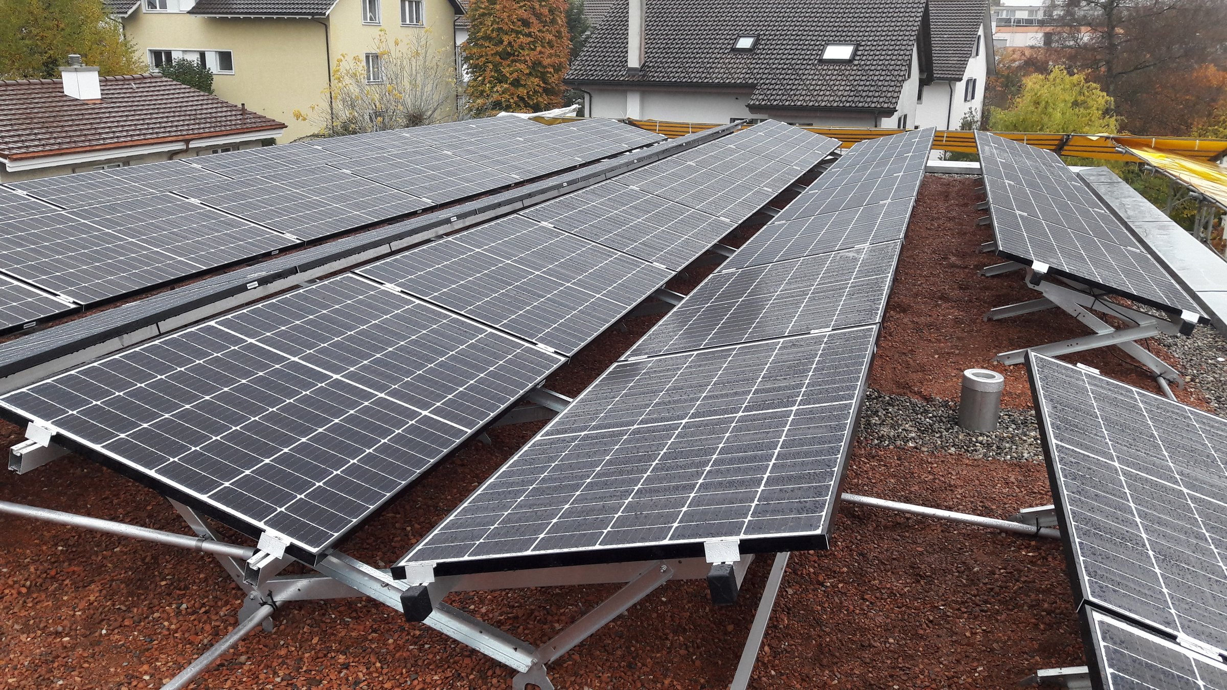 Solaranlage auf Gründach mit erhöhter Modulmontage gegen Bewuchs-Beschattung