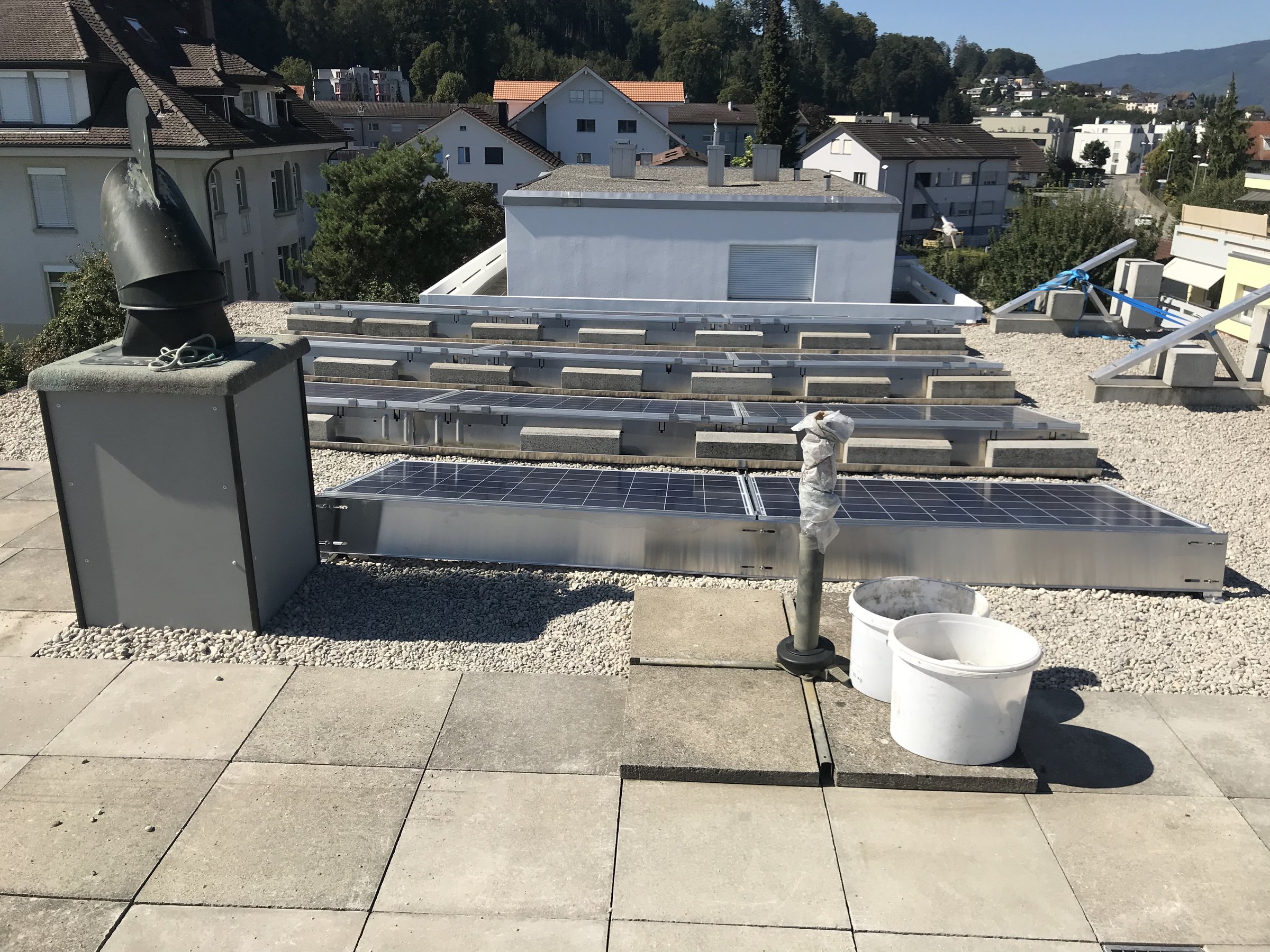 Photovoltaikanlage Flachdach mit Kies und Schletter-Aufständerung in Studen